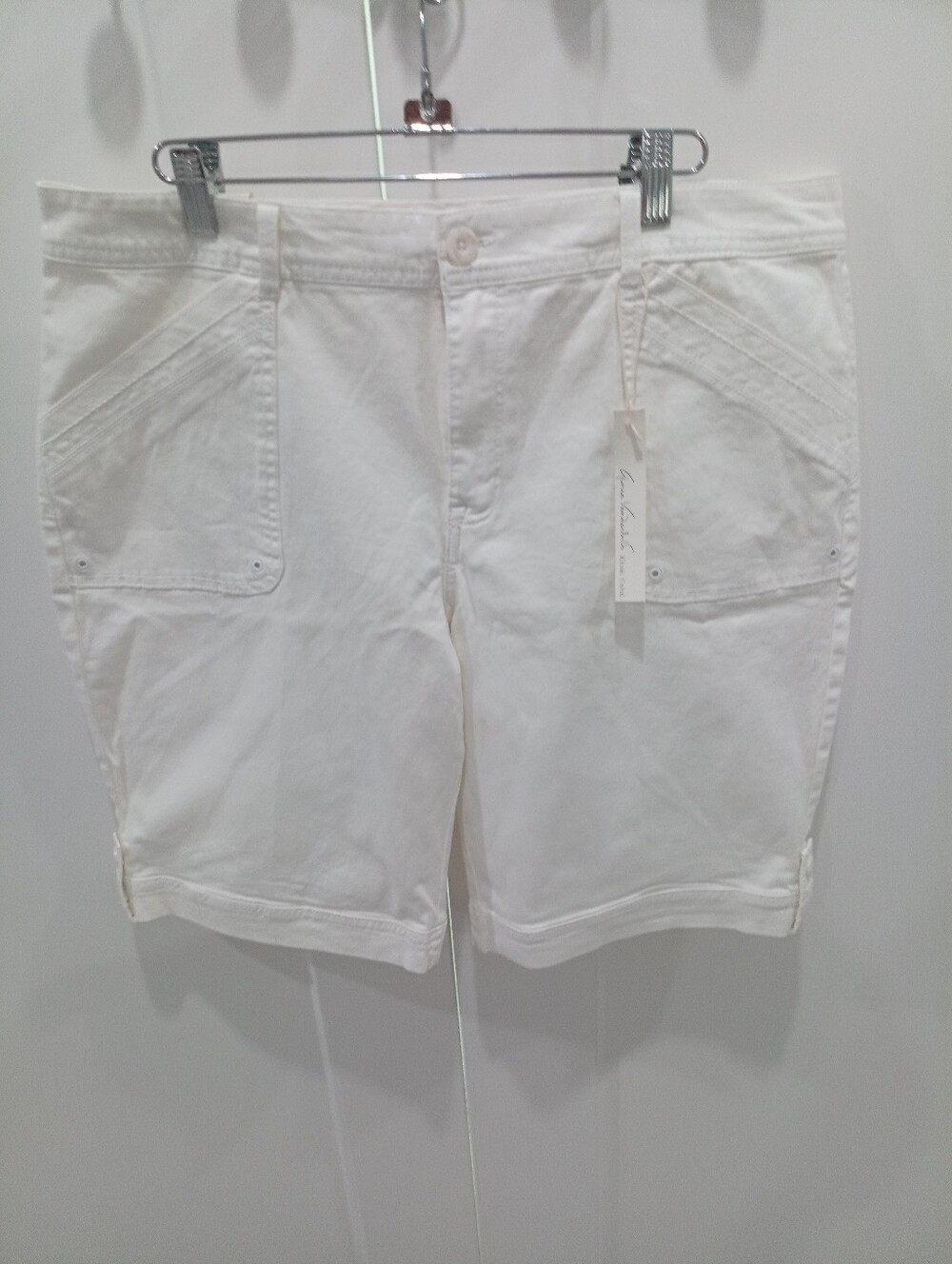 Gloria Vanderbilt "Khaki Unltd." White Utility Bermuda Shorts NWT S. 14